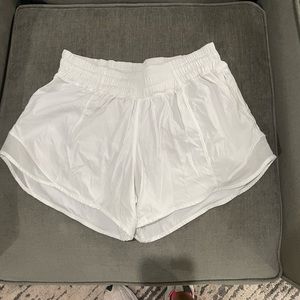 Lulu White mid rise Hotty Hot short size 6